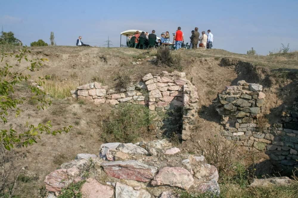 Intrarea în situl arheologic, la semnarea memorandumului din 2009