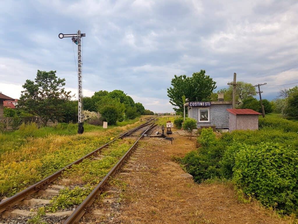 Linia ferată care leagă Constanța de Mangalia, la Costinești.