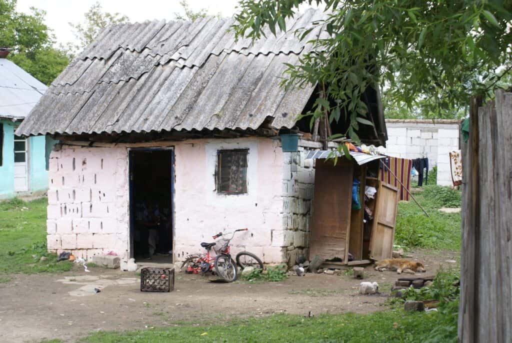 Comunitatea de romi, cătunul Rudărie din satul Lăzărești, județul Argeș continuă să fie sub pragul de sărăcie. 