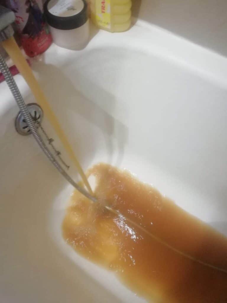 Apa curentă din apartamentele din Pitești nu e bună nici pentru baie