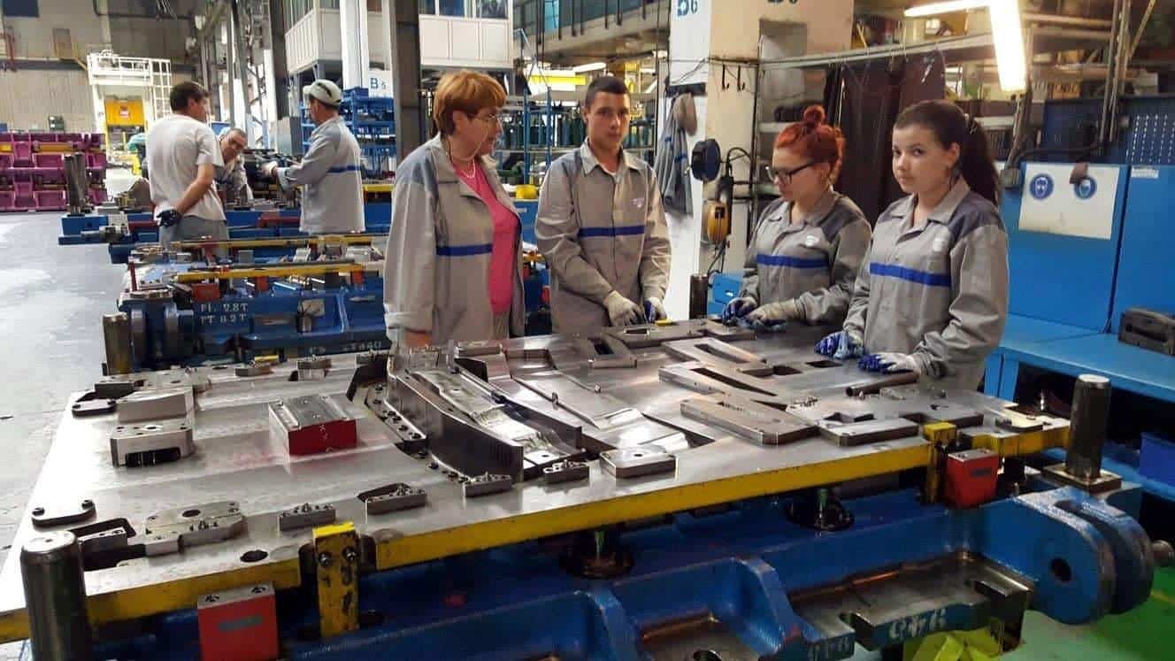 Uzina Dacia de la Mioveni îşi pregăteşte singură muncitorii pe care nu-i mai pregăteşte învăţământul de stat