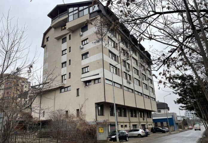 Blocul lui Cheșcu de pe Vasile Lupu 95 are 60 de apartamente și spații comerciale la parter.
