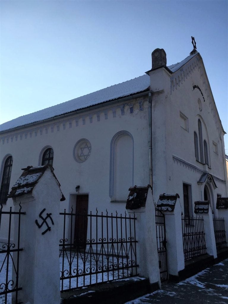 Sinagoga Sighișoara, svastica desentata pe stâlp, foto făcuta in 22 decembrie seara