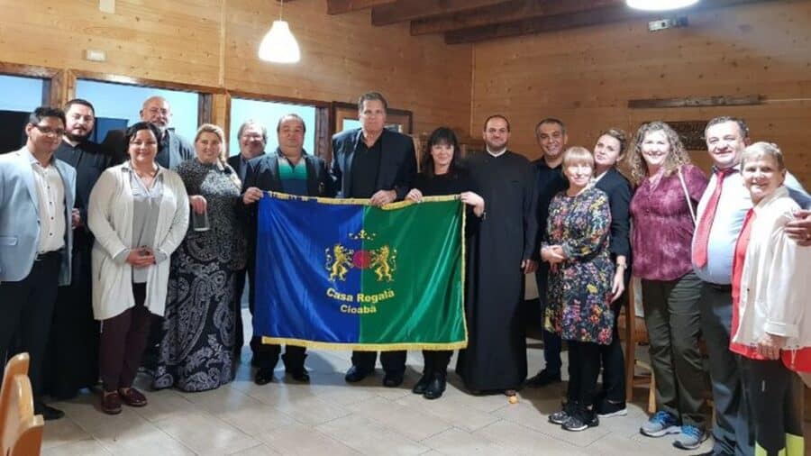 Vizita Uncaged la Zolt în septembrie 2019. Kim Westfall ține steagul „Casei regale Cioabă” împreună cu Florin Cioabă Jr., cooptat în consiliul Asociației WorldTeach România / Sursa foto: pagina oficială Uncaged)