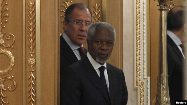 Kofi Annan a fost secretar general al ONU în timpul căruia a fost adoptată rezoluția R2P. El a avut de mai multe ori discuții diplomatice cu actualul ministru de externe rus, Serghei Lavrov/ Europa Liberă.