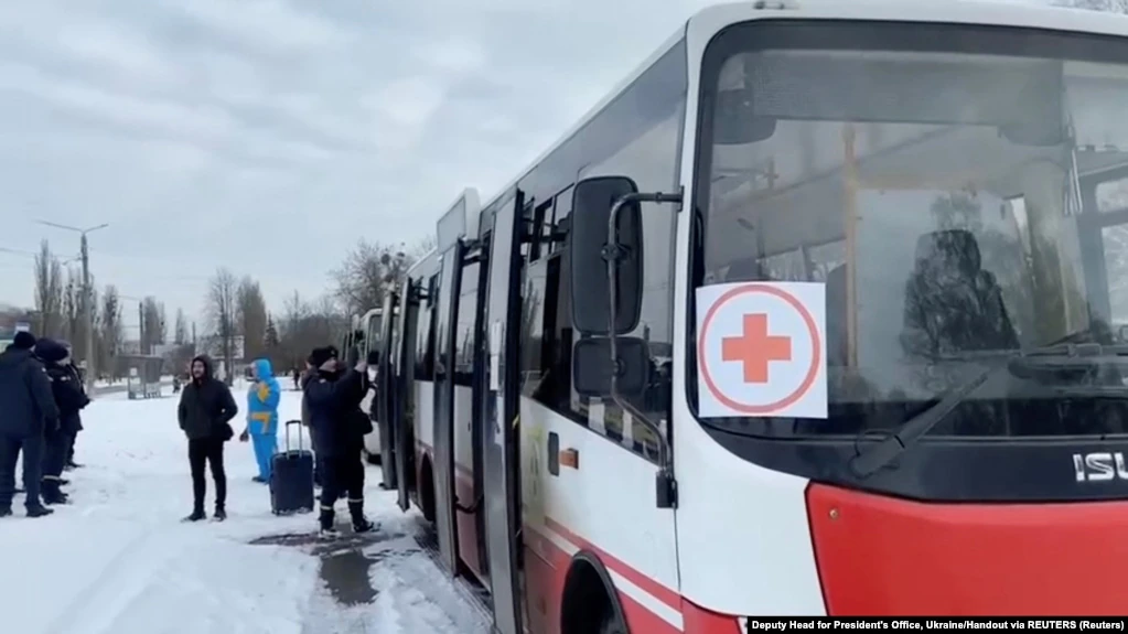 Autobuzele așteaptă în timpul evacuării civililor din Sumî, pe fondul invaziei ruse în Ucraina, 8 martie 2022