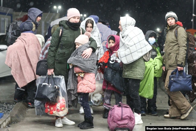 Refugiați ucraineni trec granița în România prin vama Isaccea, Tulcea, 1 Martie 2022. Inquam Photos / Bogdan Buda