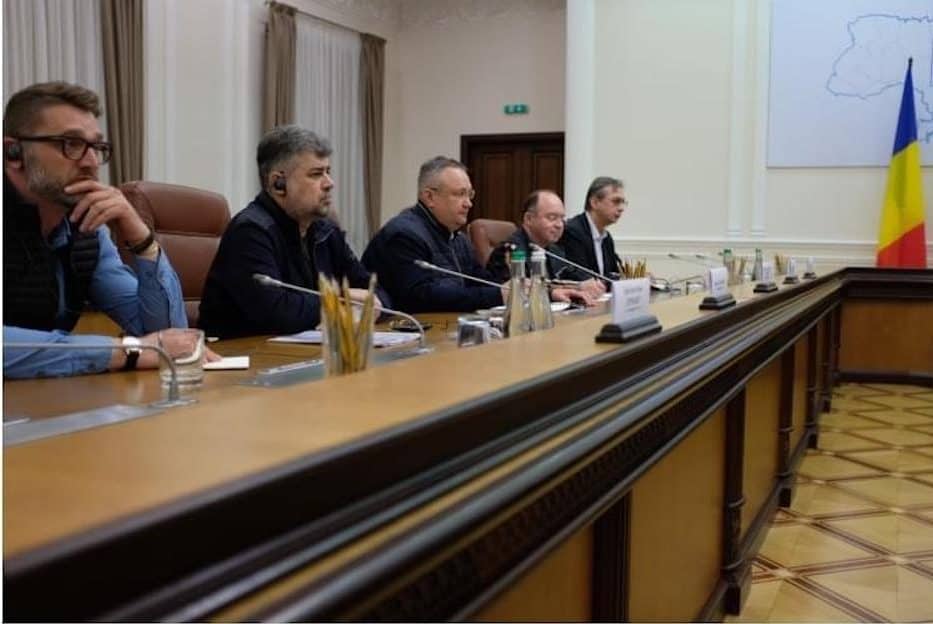 Iulian Chifu (dreapta, lângă Bogdan Aurescu), în delegația românească ce a mers la Kiev. Foto Guvernul României