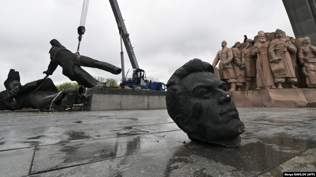 Un monument sovietic dedicat prieteniei dintre națiunea rusă și cea ucraineană a fost demolat de autoritățile de la Kiev pe data de 26 aprilie 2022.