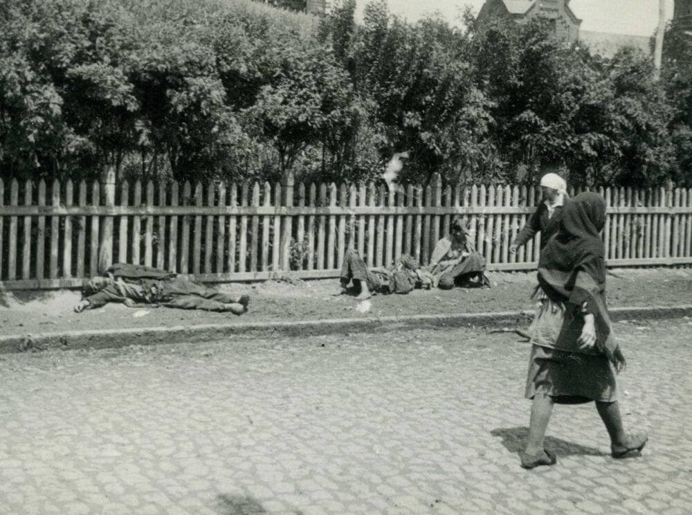 Starved peasants on a street in Kharkiv, 1933. Foto Wikipedia