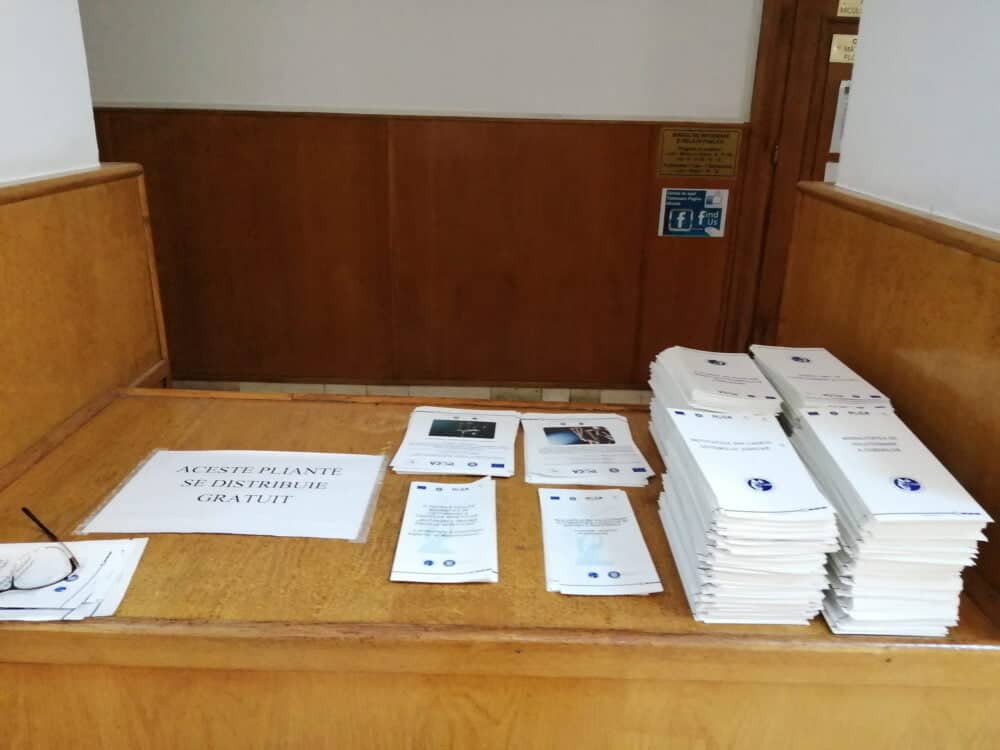 Pliante tipărite pe carton lucios alb oferite gratuit de Consiliul Superior al Magistraturii