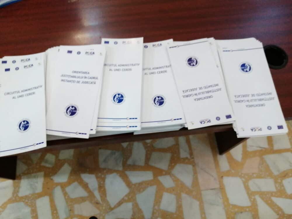 Pliante tipărite pe carton lucios alb oferite gratuit de Consiliul Superior al Magistraturii