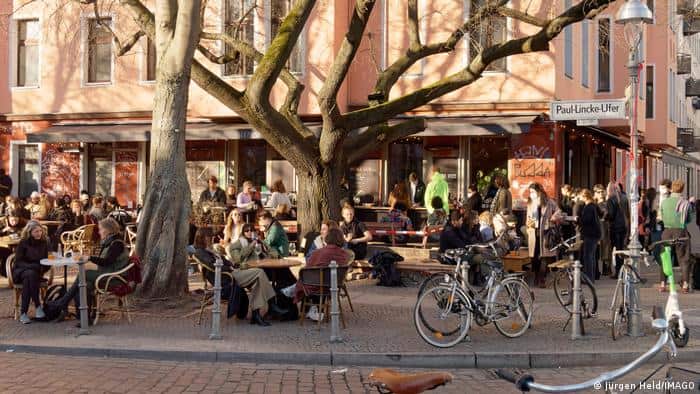 Cafenelele din centrul Berlinului sunt pline în ciuda preţurilor piperate Foto: DW