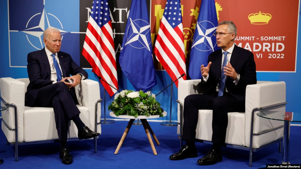 Secretarul general al NATO, Jens Stoltenberg, și președintele SUA, Joe Biden, s-au întâlnit la începutul summitului NATO de pe arena IFEMA din Madrid, Spania, 29 iunie 2022. Sursă: Europa Liberă