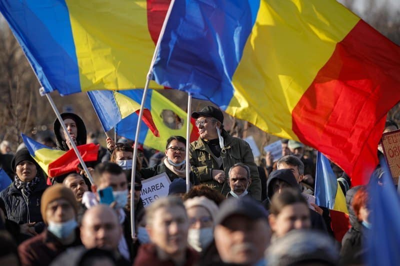 Aproximativ 3.000 persoane participă la un protest anti-vaccinare, la Bucureşti, martie 2021 (sursă foto: APnews.com)