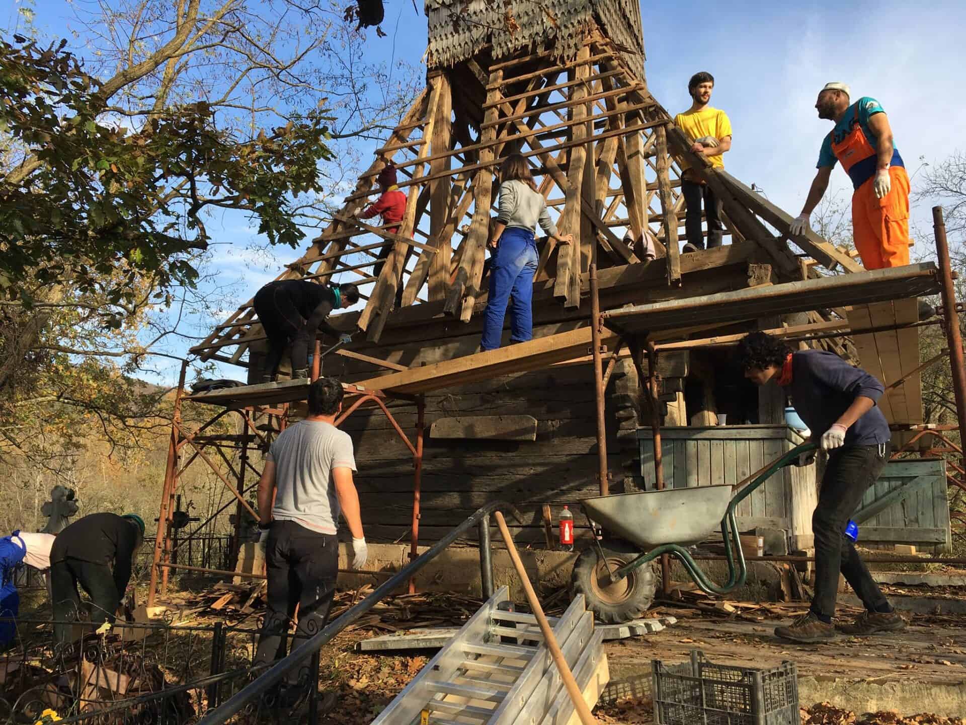 La inițiativa unui fiu al satului, cu munca voluntarilor, biserica veche de secole din cimitirul localității Brusturi este salvată. 