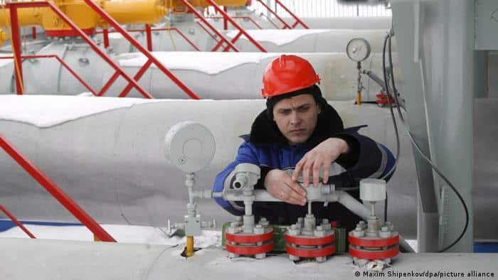 Angajat la Gazprom verifică instalațiile