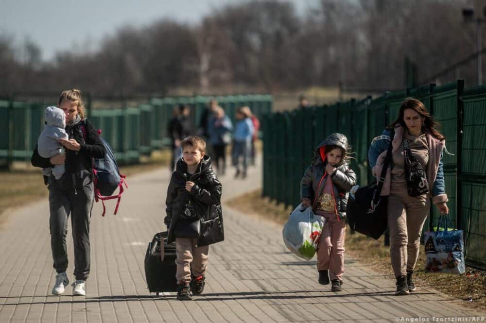 Refugiați din Ucraina trec granița la punctul de frontieră Medyka, în sud-estul Poloniei, pe 24 martie 2022 FOTO: PE