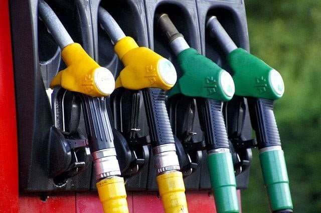 Preţul benzinei a crescut cu 20% de la începutul anului, iar cel al motorinei, cu 37%, incluzând reducerea de 50 de bani pe litru de la pompă