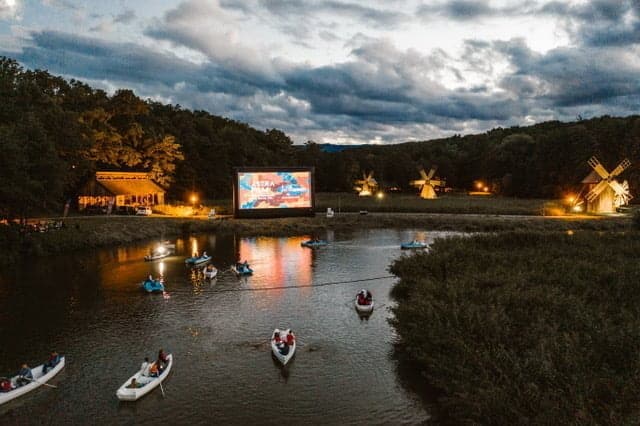 Cinema plutitor pe lacul din Dumbrava Sibiului. Experiență spectaculoasă care anunță a 29-a ediție Astra Film Festival