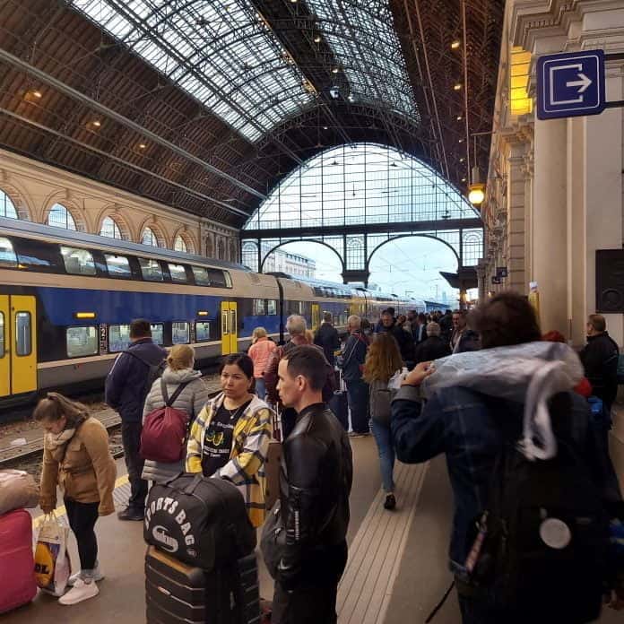 Călătorii din cursa CFR București-Viena, dați jos la Budapesta, pentru că trenul a întârziat o oră