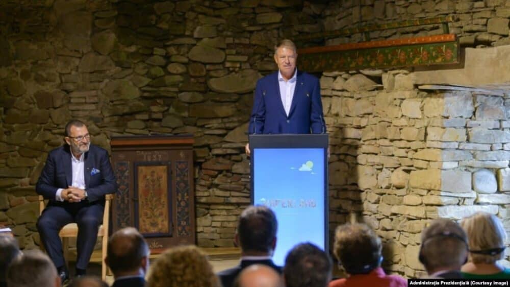 Klaus Iohannis participă deseori la evenimente publice alături de prietenul său, Michael Schmidt FOTO EUROPA LIBERA