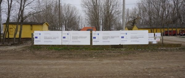 Panouri cu proiecte din fonduri UE la intrarea în parc
