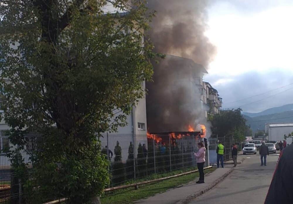 400 de elevi de la o școală din Hațeg, evacuați din cauza unui incendiu puternic