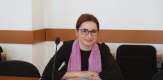 onela Ciolan are un doctorat la SNSPA pe tema Parteneriatului Estic și relațiile UE cu Ucraina, Republica Moldova și Georgia