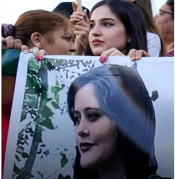 Revolta femeilor din Iran împotriva liderilor religioși ai țării