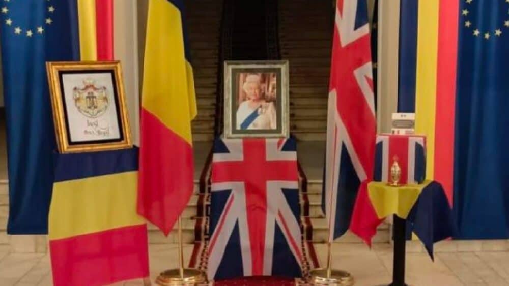 Primăria Iași îi invită pe români să aducă un ultim omagiu tabloului cu regina Elisabeta a II-a