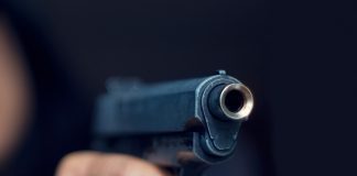 O poliţistă s-a sinucis cu pistolul din dotare, la locuinţa sa din cartierul Dorobanţi din municipiul Buzău.