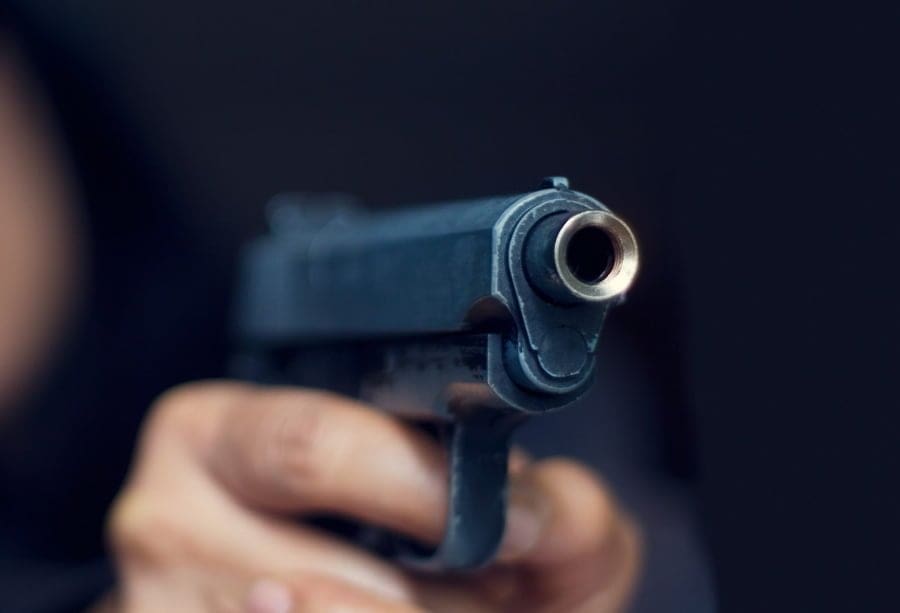 O poliţistă s-a sinucis cu pistolul din dotare, la locuinţa sa din cartierul Dorobanţi din municipiul Buzău.