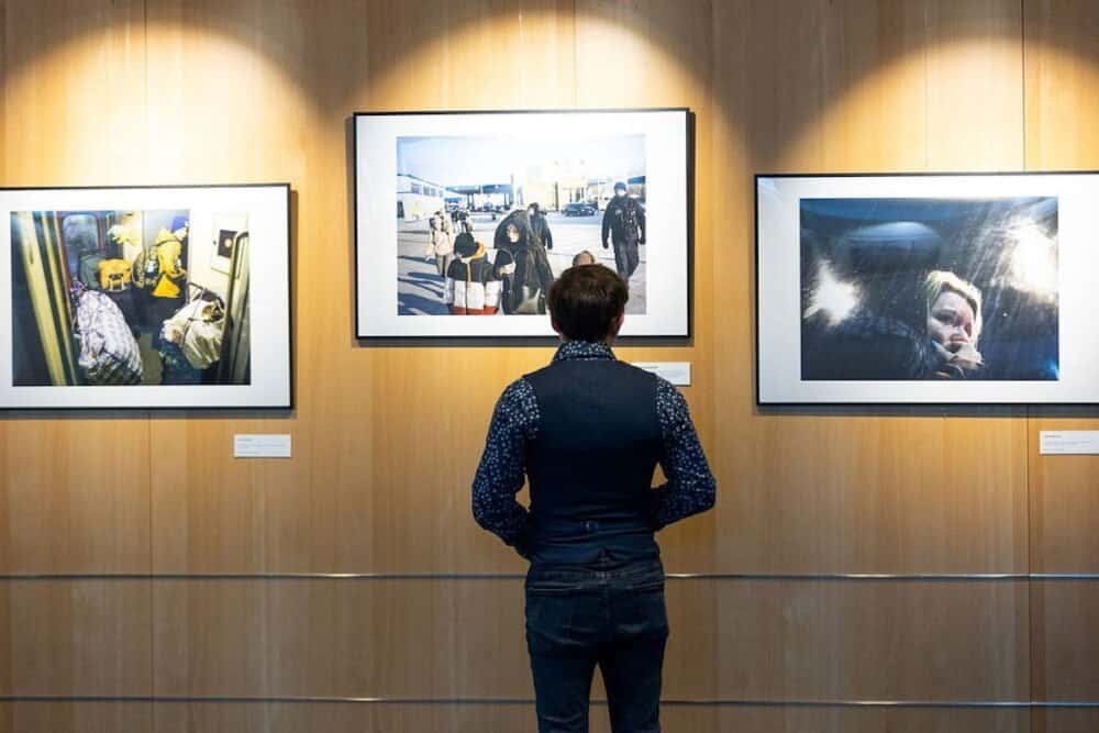 Europa = Solidaritate. Expoziție a fotografilor români, despre refugiații ucraineni, în Parlamentul European. Foto Octavian Cărare