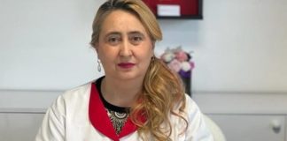 Un medic se foloseşte de angajaţii şi de resursele unităţii medicale pentru a oferi, în ultimii trei ani, o îngrijire pentru părinţii săi