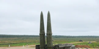 Așa-numitele arme nucleare tactice pot fi lansate pe sisteme mobile de rachete balistice cu rază scurtă de acțiune, cum ar fi „Iskander” prezentat aici. Credit: Pavel Sarychev/Alamy Stock Photo