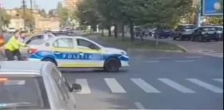 Sindicatul Europol a publicat imagini cu doi poliţişti care împing o autospecială de Poliţie, în mijlocul unei intersecţii