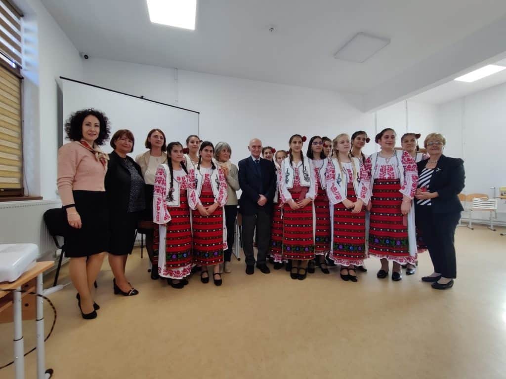 Organizatorii, invitații și elevii de școală din Crușeț la prima ediție a Festivalului „Monica Lovinescu”