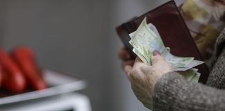 Care este salariu minim corect în România? O dezbatere propusă de Demos. Foto: Inquam Photos/Octav Ganea