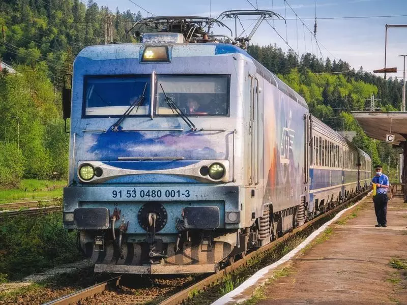 CFR Călători va readuce, după opt ani de pauză, trenurile Intercity în România, deși nu sunt vagoane noi și infrastructura este în suferință