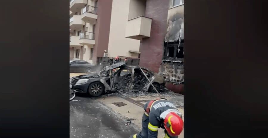 Autoturismul de lux, marca Mercedes, a lui Sorin Astratini a luat foc luni dimineață, în Cartierul Francez, din București