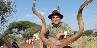 Traian Larionesi, administratorul grupului de firme Frasinul, cu unul dintre animalele vânate în Africa