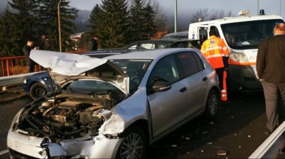 Carambol cu 17 autovehicule din cauza poleiului, în județul Brașov