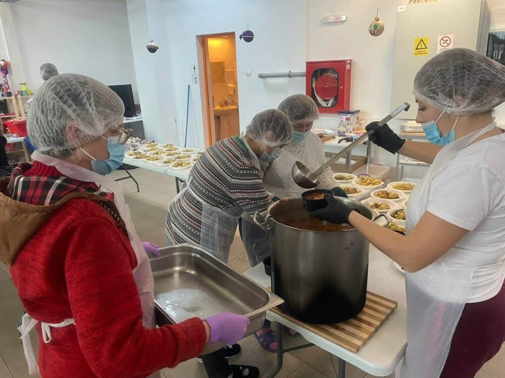 Ucrainenii refugiați în Iași au gătit, de Crăciun pentru oamenii fără adăpost