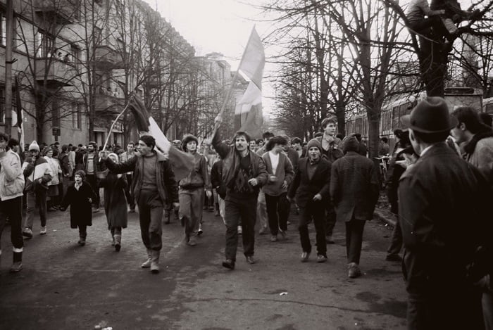 In urma cu 33 de ani, Timisoara se scutura din adormire, iesea in strada si isi striga dreptul la o viata descatusata din comunism