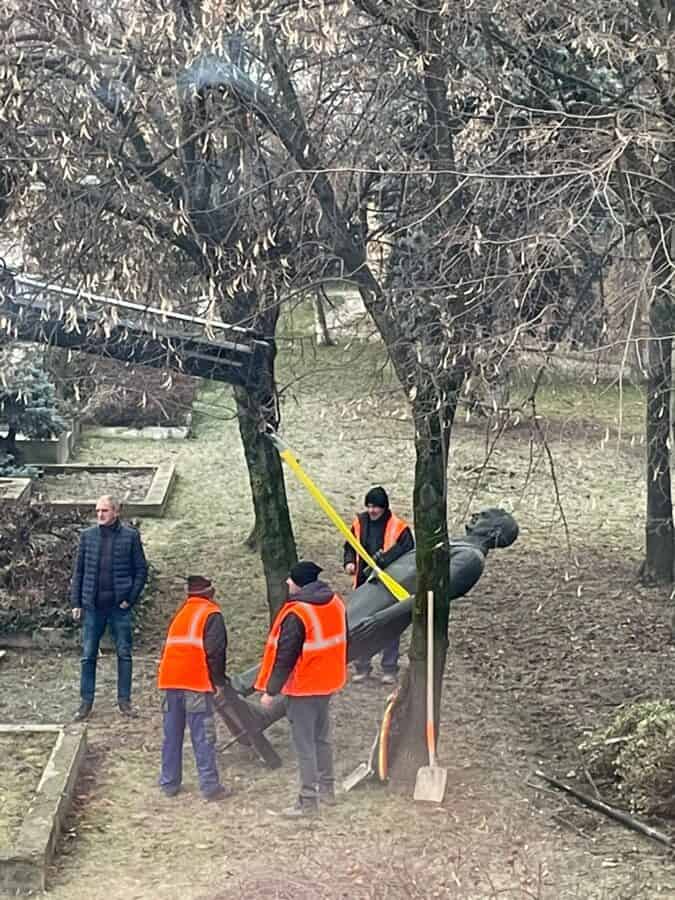 Mutarea temporară a statuii lui Iuliu Maniu de pe soclu.