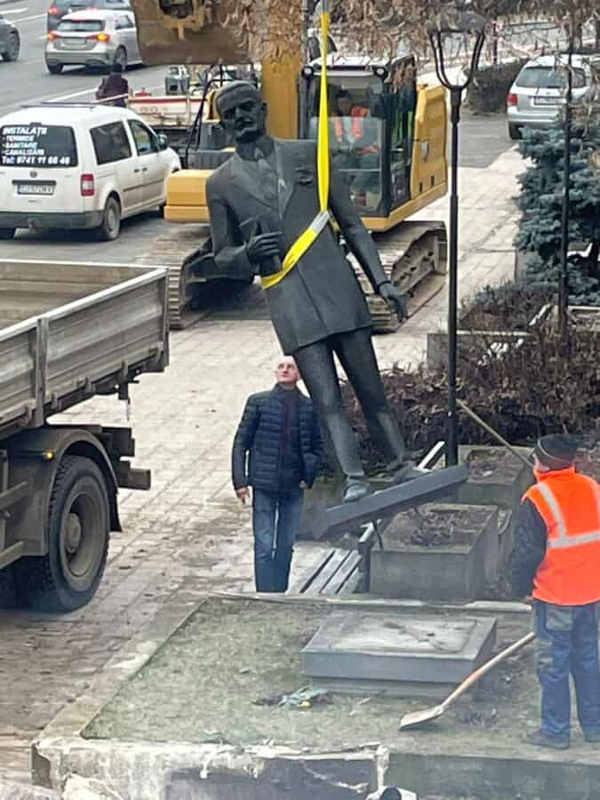 Mutarea temporară a statuii lui Iuliu Maniu de pe soclu.