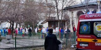 Mai multe echipaje de pompieri au fost mobilizate pentru lichidarea incendiului care a distrus o bună parte din aparatură.