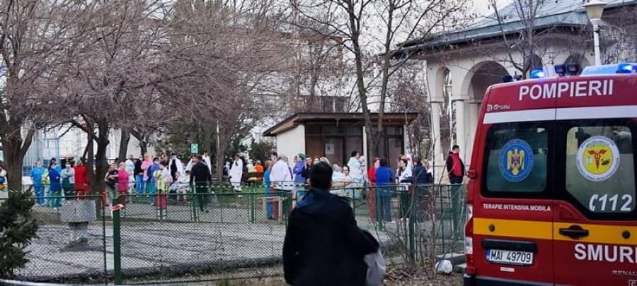 Mai multe echipaje de pompieri au fost mobilizate pentru lichidarea incendiului care a distrus o bună parte din aparatură.