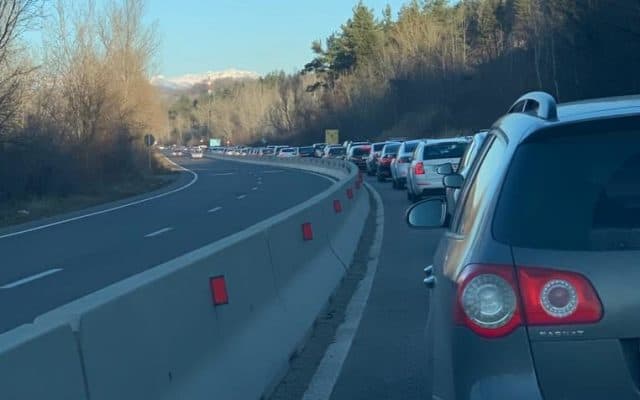 Valorile de trafic rutier sunt ridicate luni, în jurul prânzului, pe drumul naţional DN 1, în Valea Prahovei, circulându-se în coloană